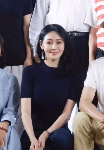 驚嘆40歲於明加，臉真僵了但身材沒掉隊，罕見站台穿針織衫驚艷人