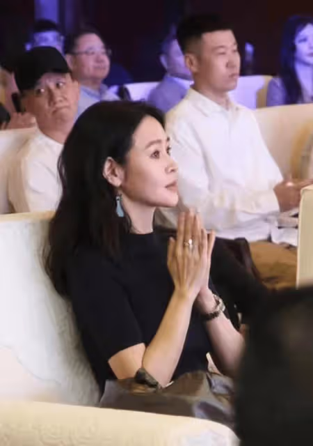 驚嘆40歲於明加，臉真僵了但身材沒掉隊，罕見站台穿針織衫驚艷人