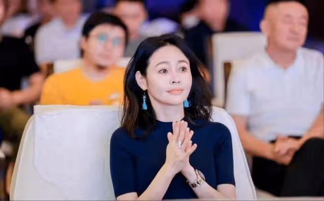 驚嘆40歲於明加，臉真僵了但身材沒掉隊，罕見站台穿針織衫驚艷人