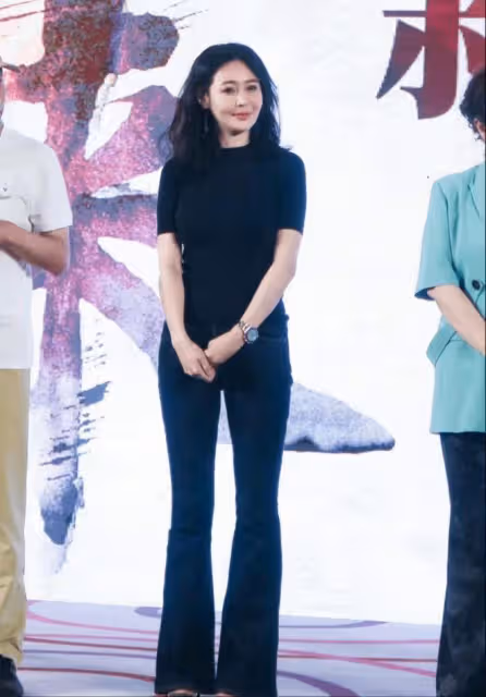 驚嘆40歲於明加，臉真僵了但身材沒掉隊，罕見站台穿針織衫驚艷人