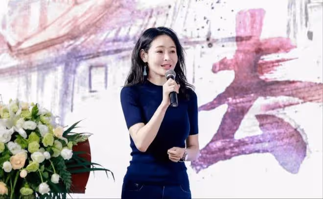 驚嘆40歲於明加，臉真僵了但身材沒掉隊，罕見站台穿針織衫驚艷人