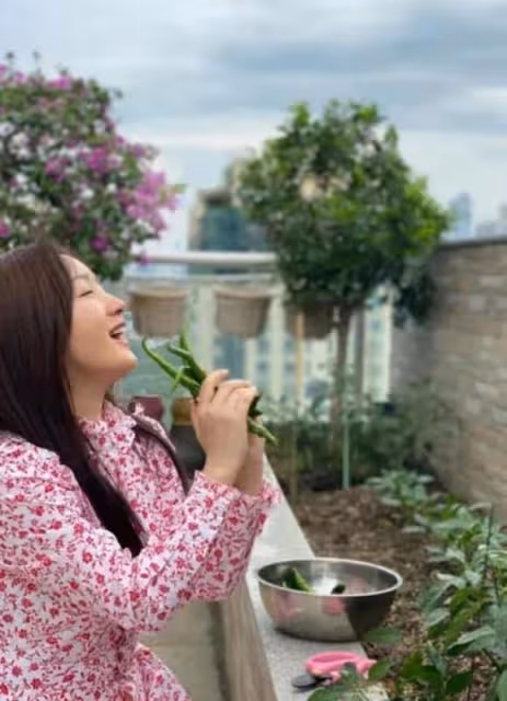 52歲楊鈺瑩自家院子手摘辣椒絕美村姑氣質令人驚艷，單身太可惜！