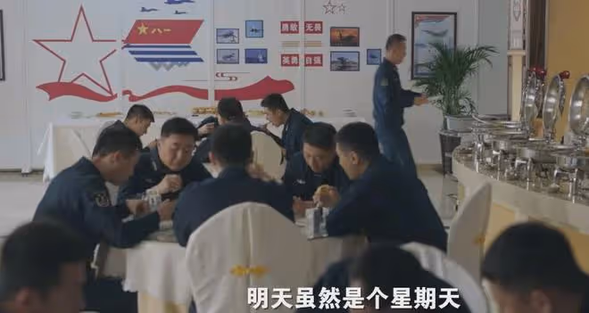 收視第一！《新聞聯播》表揚，央視這部黑馬劇，讓我想站起來鼓掌