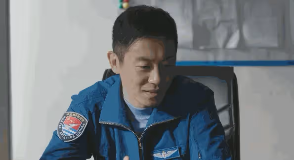 收視第一!《新聞聯播》表揚,央視這部黑馬劇,讓我想站起來鼓掌