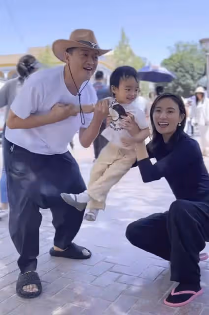 李亞鵬攜妻女回鄉探親，新疆街頭幸福洋溢，一家三口笑容滿面