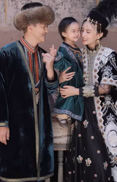 李亞鵬攜妻女回鄉探親，新疆街頭幸福洋溢，一家三口笑容滿面