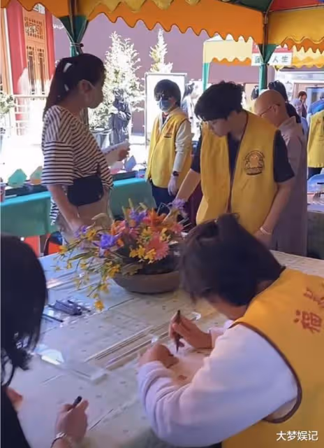 57歲王祖賢近況!挺大肚現身法會遭疑身材崩壞,網友3點推敲真相