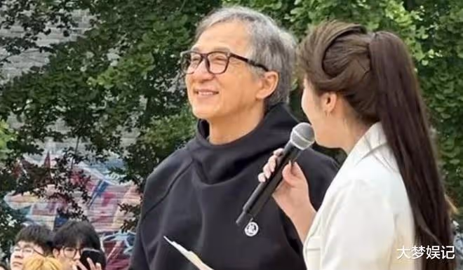 70歲成龍白髮變黑秒回春!赴日超猛鐵人行程,爆料:我在還債