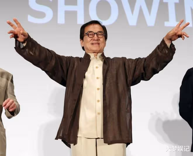 70歲成龍白髮變黑秒回春!赴日超猛鐵人行程,爆料:我在還債
