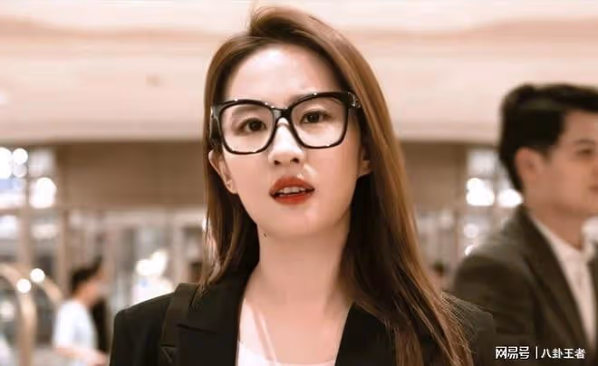 人民網力挺劉亦菲！全員演技在線，貼近真實的她故事，看臉就行了