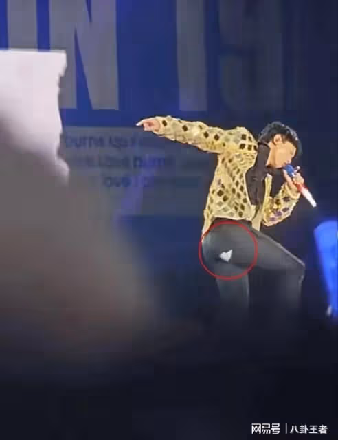 下次別穿緊身褲!張傑演唱會褲子崩裂,露白色內褲,數萬歌迷目睹