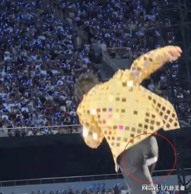 下次別穿緊身褲!張傑演唱會褲子崩裂,露白色內褲,數萬歌迷目睹