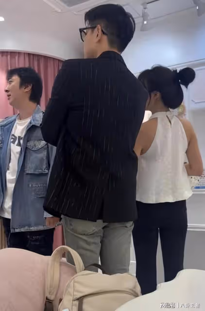王思聰打算要回女兒自己養?現身日本頂級童裝店,購置女童服裝