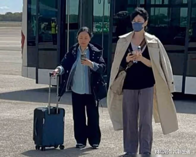 謝霆鋒喜當爹?54歲王菲現身機場,穿著寬鬆肚大如球疑懷孕3個月