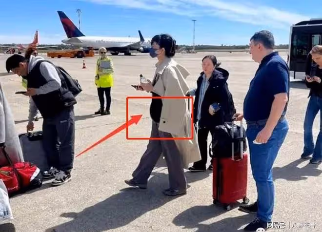 謝霆鋒喜當爹?54歲王菲現身機場,穿著寬鬆肚大如球疑懷孕3個月