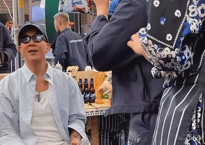 具俊曄菲律賓演出現場慘澹,6個大燈24把椅子,疑情緒失控!