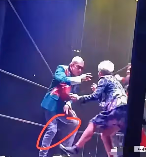 具俊曄菲律賓演出現場慘澹,6個大燈24把椅子,疑情緒失控!