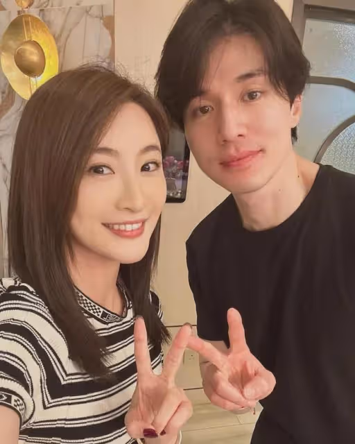 TVB花旦低胸裝出席婚禮!大曬與韓國男星合照!自爆是超級Fans