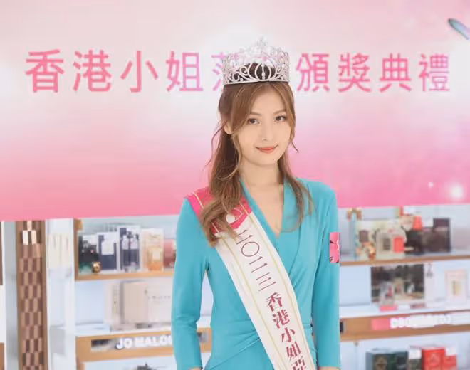 港姐亞軍仍未獲TVB簽約!罕見露肩秀長腿,又掉眼淚博同情?