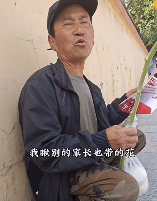 搭2小時車!父親「拎兩顆饅頭」趕200里路陪考 兒子出校門「當眾跪下」看哭全校