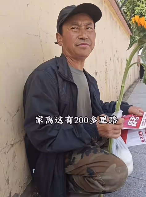 搭2小時車!父親「拎兩顆饅頭」趕200里路陪考 兒子出校門「當眾跪下」看哭全校