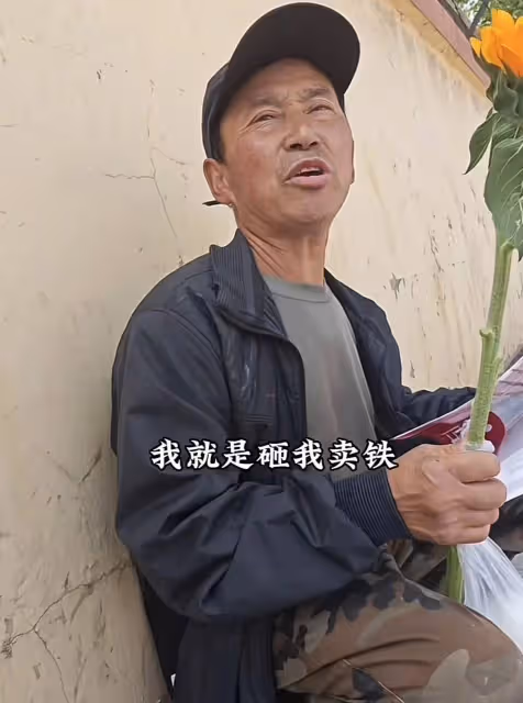 搭2小時車!父親「拎兩顆饅頭」趕200里路陪考 兒子出校門「當眾跪下」看哭全校