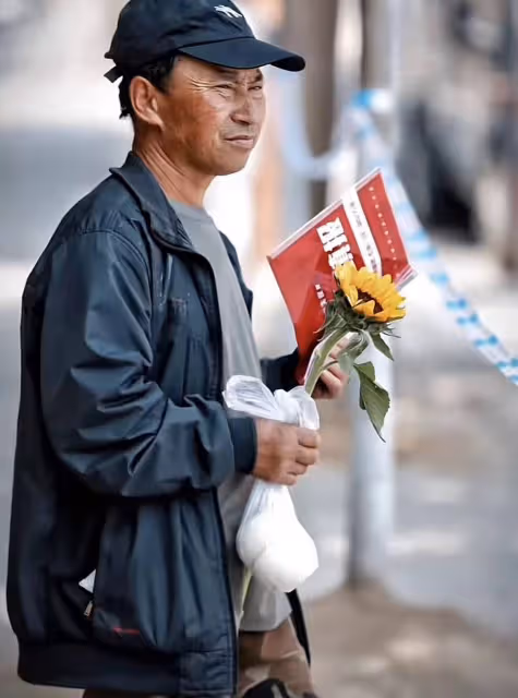 搭2小時車!父親「拎兩顆饅頭」趕200里路陪考 兒子出校門「當眾跪下」看哭全校
