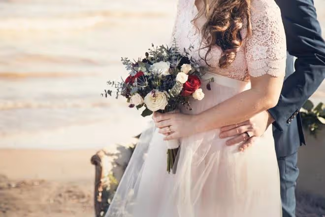 弟弟結婚,我媽不讓我參加嫌我離異,她來養老,我:喪偶也不吉利