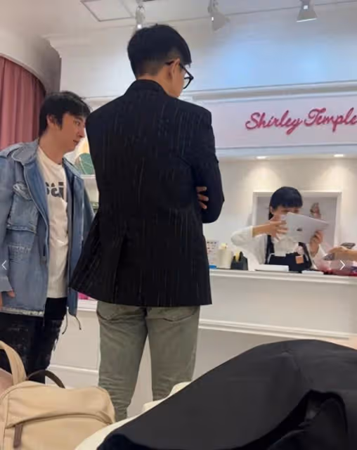 黃一鳴上位成功？王思聰現身日本頂級童裝店，買了很多女童衣服！