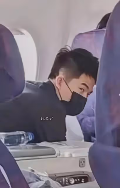 董宇輝私下真實狀況曝光！坐在飛機廉價經濟艙的座椅上，一臉凝重