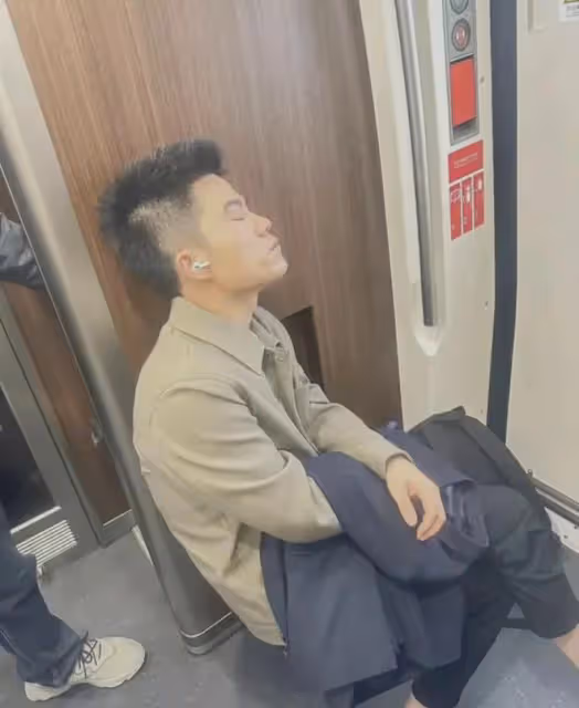 董宇輝私下真實狀況曝光！坐在飛機廉價經濟艙的座椅上，一臉凝重