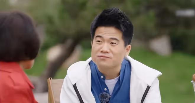 董宇輝私下真實狀況曝光！坐在飛機廉價經濟艙的座椅上，一臉凝重
