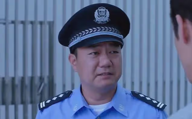 董勇：演了一輩子警察，窮得靠香妃劉丹接濟，45歲被嫂子「逼婚」