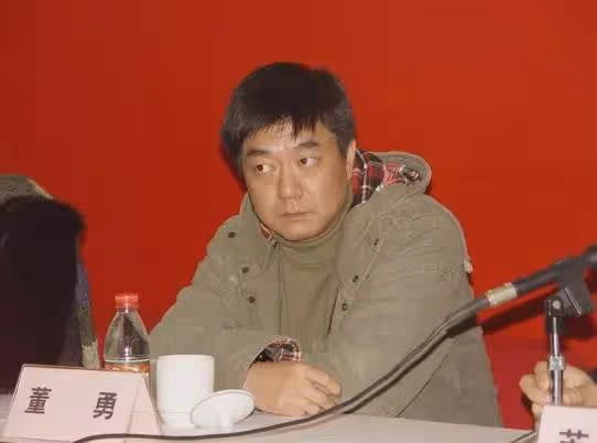 董勇：演了一輩子警察，窮得靠香妃劉丹接濟，45歲被嫂子「逼婚」