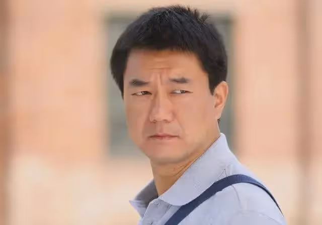 董勇：演了一輩子警察，窮得靠香妃劉丹接濟，45歲被嫂子「逼婚」