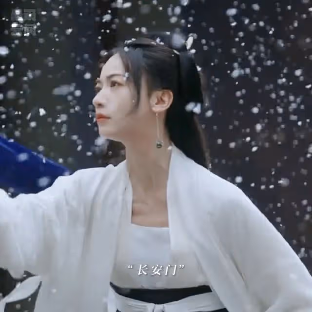 衝著吳謹言看劇,卻愛上了於正旗下的另一位小花,破碎感真絕