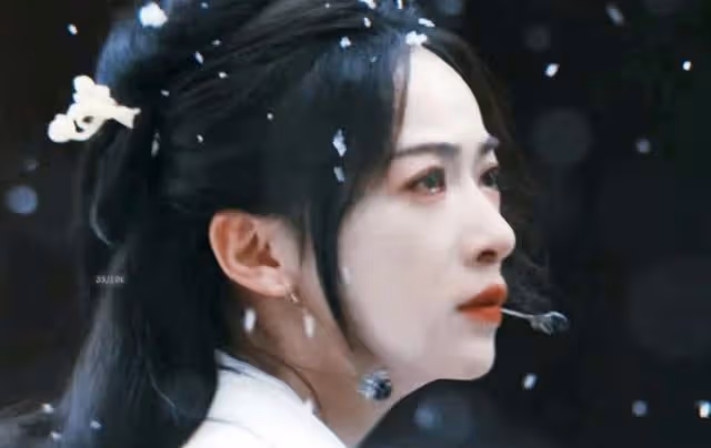 衝著吳謹言看劇,卻愛上了於正旗下的另一位小花,破碎感真絕