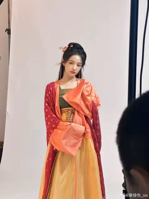衝著吳謹言看劇,卻愛上了於正旗下的另一位小花,破碎感真絕