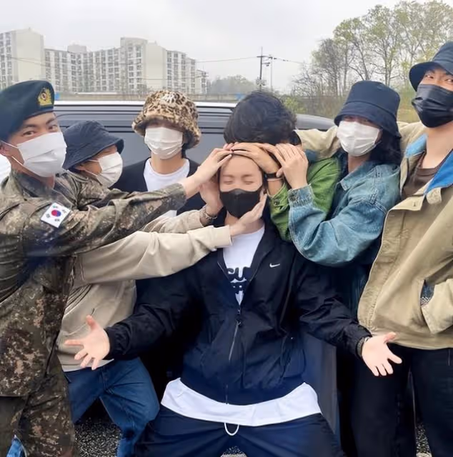 BTS Jin首位成員退伍畫面!全員請假合體、RM吹薩克斯這幕超感人