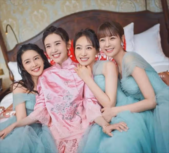 不是吧!當年被全網嘲笑的唐藝昕伴娘團,如今個個高攀不起