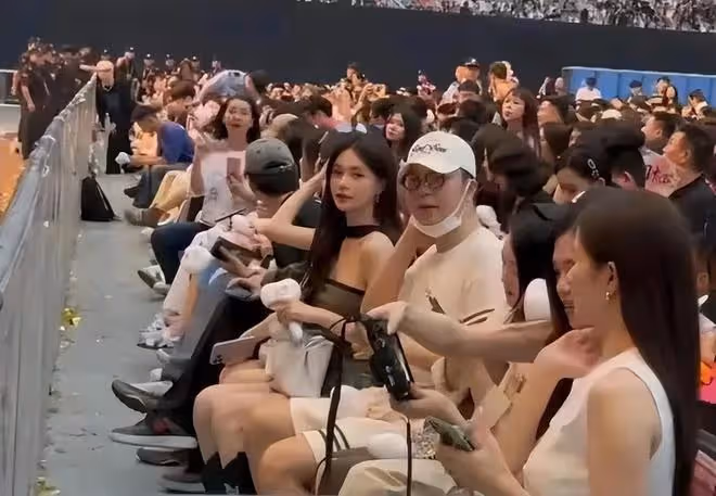不是吧!當年被全網嘲笑的唐藝昕伴娘團,如今個個高攀不起