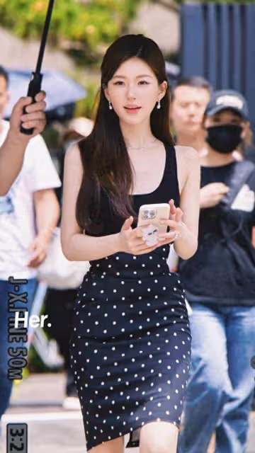 趙露思新劇路透穿弔帶連衣裙,身材凹凸有致風情萬種