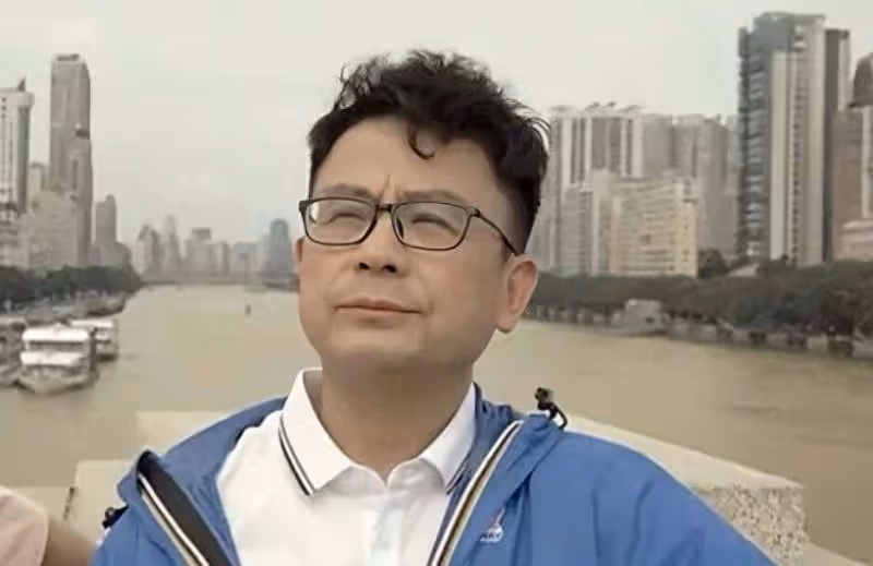 黃一山大兒子患罕見疾病,坐輪椅身材消瘦,大夏天全身還裹著毯子