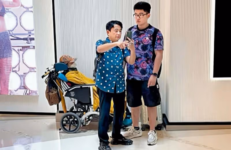 黃一山大兒子患罕見疾病,坐輪椅身材消瘦,大夏天全身還裹著毯子