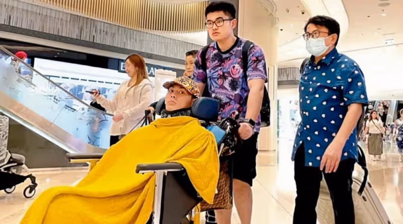 黃一山大兒子患罕見疾病,坐輪椅身材消瘦,大夏天全身還裹著毯子