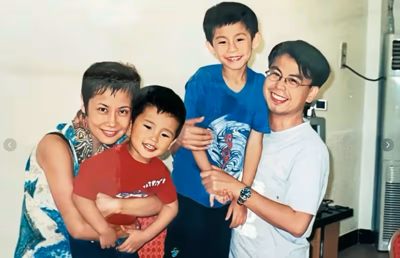黃一山大兒子患罕見疾病,坐輪椅身材消瘦,大夏天全身還裹著毯子
