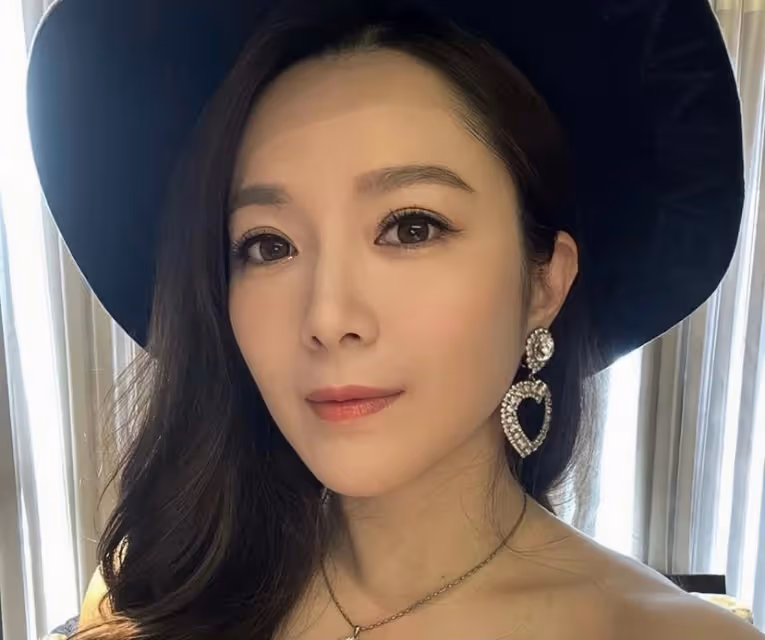 香港女星苟芸慧被曝懷孕,上圍突然變豐滿,因老公不肯生育鬧離婚
