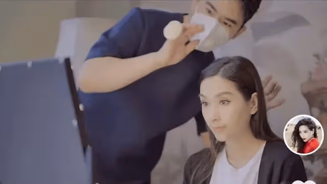 女神級亞姐冠軍準備復出,直播帶貨被誇專業,曾被正室掌摑,豪門夢碎