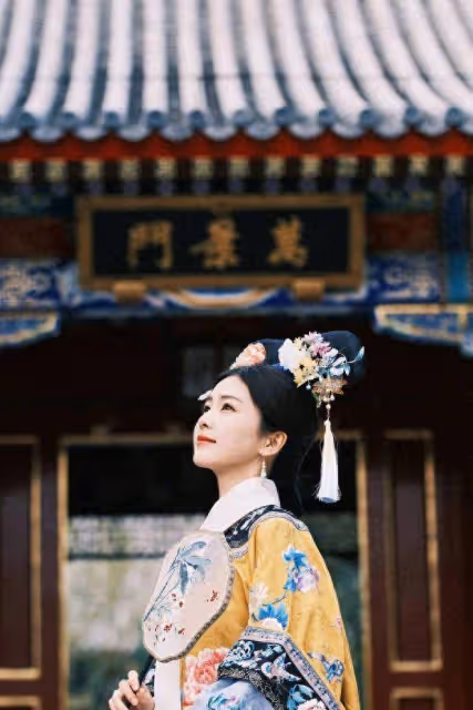 白鹿穿鵝黃旗裝清新明媚，手拿團扇眼神純真無瑕