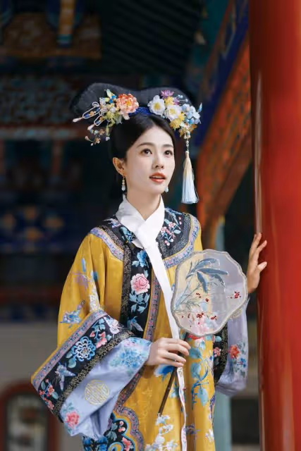 白鹿穿鵝黃旗裝清新明媚，手拿團扇眼神純真無瑕